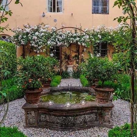 Apartamento Casa Vanny, An With Private Garden Lucca